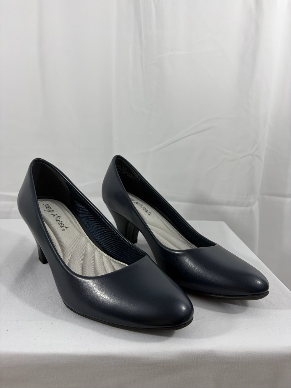 NWT Easy Street Women's 8 Navy Blue 2 Inch Heel Pumps